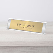 Bild eines silbernen Hintergrunds aus metallischem Schreibtischnamensplakette (Vorderseite )