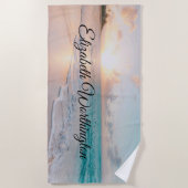 Bild eines Strandes bei Sonnenaufgang Strandtuch (Vorderseite)