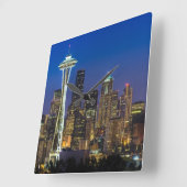 Bild von Seattle Skyline in den Morgenstunden. Quadratische Wanduhr (Winkel)