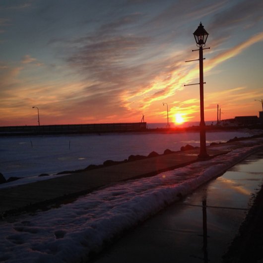 Bilder von Sonnenuntergang in der Nähe des Hafens Poster