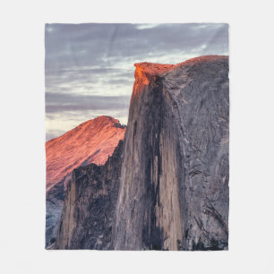 BILDSCHIRM FÜR ROCK UND GRAUEN UNTER GRAUEN SCHLIE FLEECEDECKE