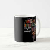 Bildung ist Freedom Book Reader Schwarze Geschicht Kaffeetasse (VorderseiteRechts)