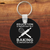Bildung ist wichtig, aber Backen ist wichtig Schlüsselanhänger (Rückseite)