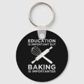 Bildung ist wichtig, aber Backen ist wichtig Schlüsselanhänger (Rückseite)