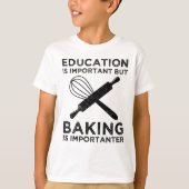 Bildung ist wichtig, aber Backen ist wichtig T-Shirt (Vorderseite)