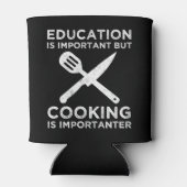 Bildung ist wichtig, aber das Kochen ist wichtig Dosenkühler (Rückseite)