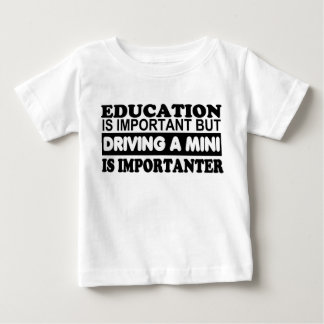 Bildung ist wichtig aber, fahrend ein Mini… Baby T-shirt