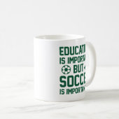 Bildung ist wichtig, aber Fußball ist wichtig Kaffeetasse (VorderseiteRechts)