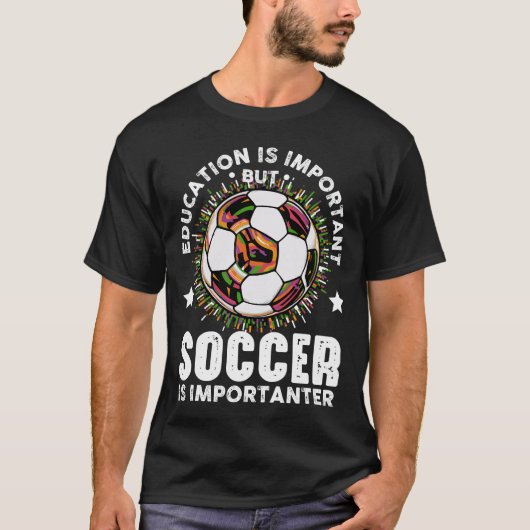 Bildung ist wichtig, aber Fußball ist wichtig T-Shirt (Vorderseite)