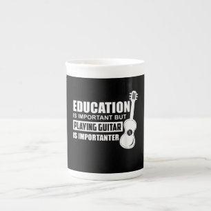 Bildung ist wichtig, aber Gitarre spielen Porzellantasse