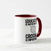 Bildung ist wichtig, aber Häkchen ist wichtig Tasse (VorderseiteRechts)