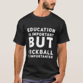 Bildung ist wichtig, aber Kickball ist wichtig T-Shirt (Vorderseite)