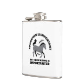 Bildung IST WICHTIG, ABER PFERDERFAHRT IST IMPORT Flachmann (Links)