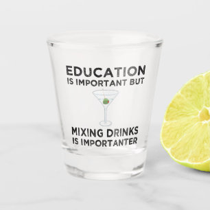 Bildung ist wichtig Mischgetränke wichtig Schnapsglas