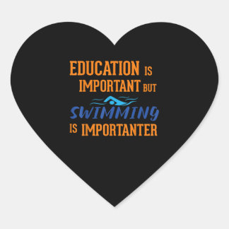 Bildung ist wichtig, Schwimmen ist aber wichtig Herz-Aufkleber