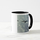 Bildung von F-22-Raptoren auf drei Schiffen Tasse (VorderseiteRechts)