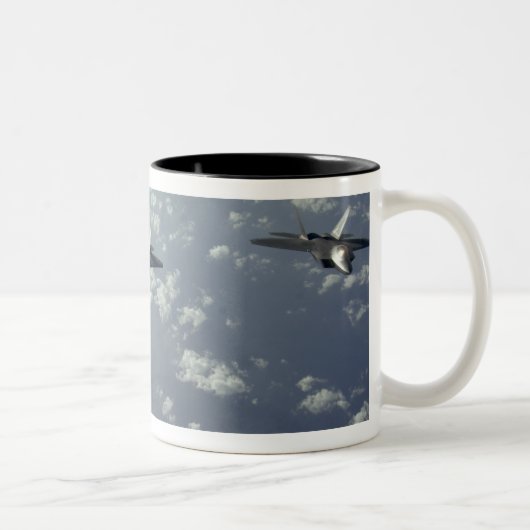 Bildung von F-22-Raptoren auf drei Schiffen Zweifarbige Tasse (Rechts)