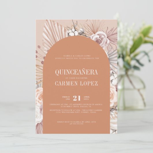 Bilingual Boho Moderne Terracotta Quinceanera Einladung (Stehend Vorderseite)