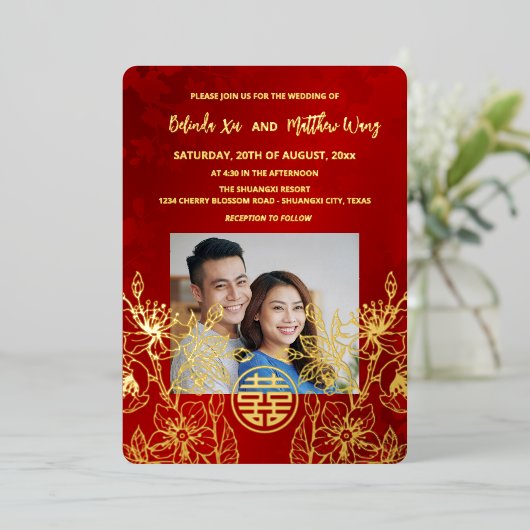 BILINGUAL Foto Red Gold Chinesisch Hochzeit Folieneinladung (Stehend vorne)