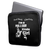 Billard und Bier-Angebot mit Retro Vibe Laptopschutzhülle (Vorderseite Links)