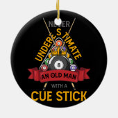 Billiard unterschätzt nie einen alten Mann mit ein Keramik Ornament (Hinten)