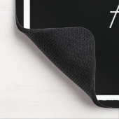 Billiges schwarzes Mousepad mit weißem Monogramm u (Ecke)