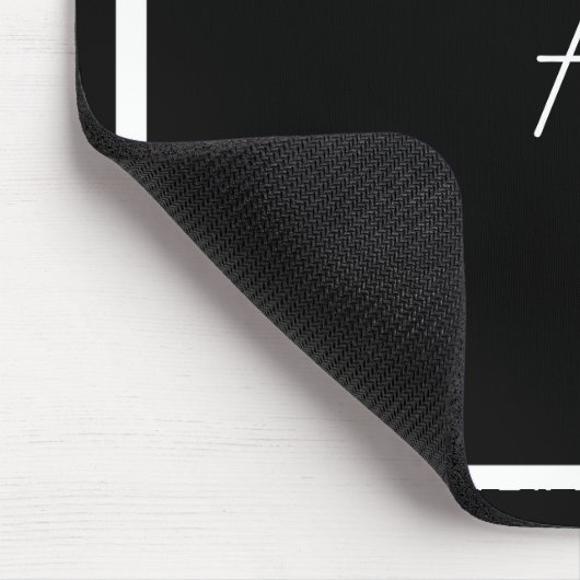 Billiges schwarzes Mousepad mit weißem Monogramm u (Ecke)