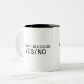 Binary Decision Yes No Minimalist Zweifarbige Tasse (Vorderseite Links)