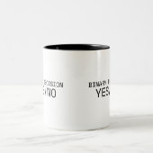 Binary Decision Yes No Minimalist Zweifarbige Tasse (Mittel)