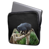 Binturong Stehend auf einer Holzbahn, Laptopschutzhülle (Vorderseite Links)