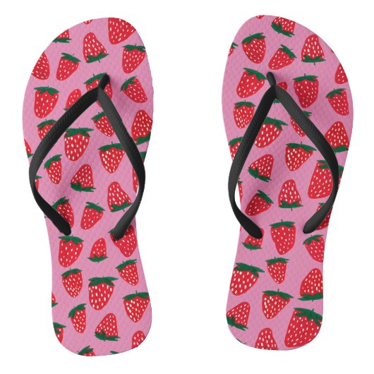 Bio Erdbeeren im Sommer rot auf rosa Untergrund Badesandalen (Fußbett)