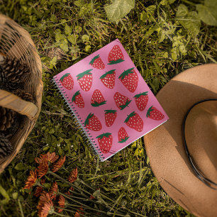 Bio Erdbeeren im Sommer rot auf rosa Untergrund Notizblock