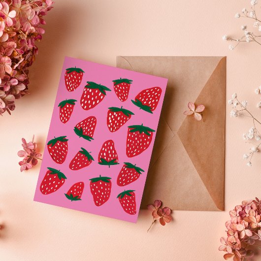 Bio Erdbeeren im Sommer rot auf rosa Untergrund Postkarte