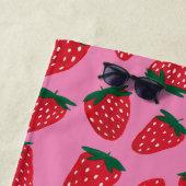 Bio Erdbeeren im Sommer rot auf rosa Untergrund Strandtuch (Beispiel)