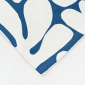 Bio Formen Abstrakt 240822 - White on Indigo Fleecedecke (Ecke)