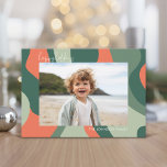 Bio Line Abstrakt Art - 1 Foto Jade Coral Feiertagskarte<br><div class="desc">Eine Bio abstrakte Linienkunst in Grün- und Korallenfarben. Das moderne Design hebt Ihr Lieblingsstift für die Weihnachtszeit hervor. Die Vorderseite umfasst auch einen kalligraphischen Schriftart für den Gruß und ein abstraktes Kunstmuster auf der Rückseite. Wenn Sie etwas bewegen möchten,  klicken Sie auf die Schaltfläche Anpassen,  um Änderungen vorzunehmen.</div>