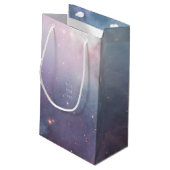 Bio violette Himmelsstars orion nebula EDITABLE Kleine Geschenktüte (Rückseite Schrägansicht)