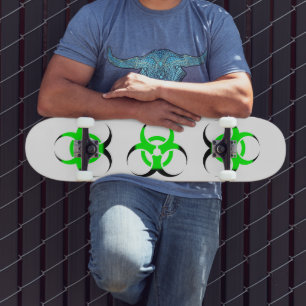 Biologisches Gefahrensymbol grün und schwarz Skateboard