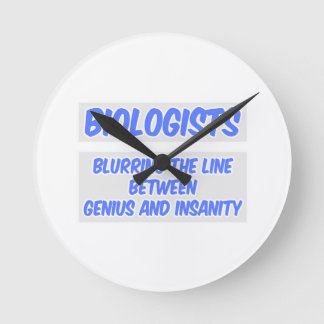 Biologist Joke .. Genius and Insanity Runde Wanduhr