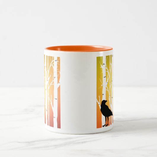 Birch Tree and Crow Zweifarbige Tasse (Mittel)