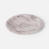 Birch Tree & Carved Herz Rustikale Hochzeitsempfeh Pappteller (Schrägansicht)