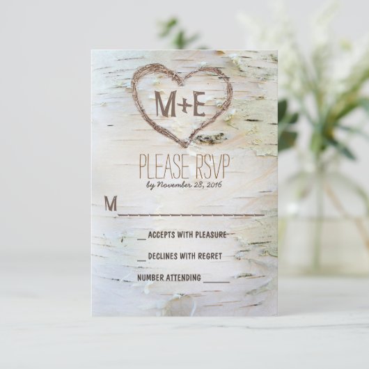 Birch tree heart initials rustikale Hochzeit RSVP (Stehend Vorderseite)