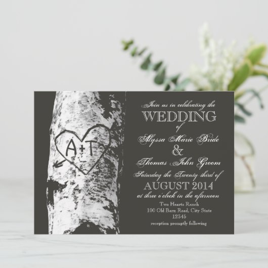 Birch Tree mit Carved Heart Inititials Einladung (Stehend Vorderseite)