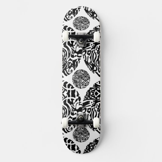 "Bird Creature" B&W Abstrakt Skateboard (Vorderseite)