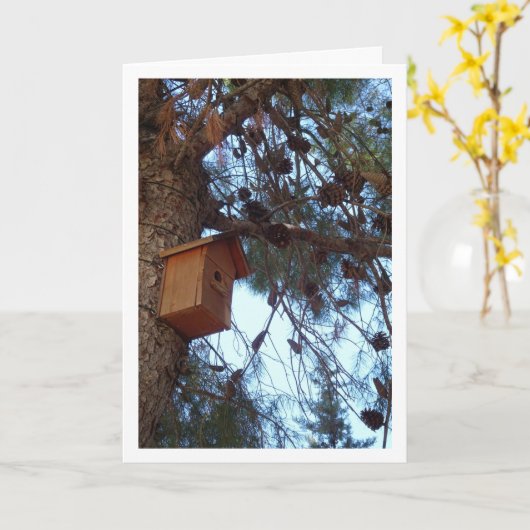 Bird House in Pine Tree Portrait Karte (Gelbe Blume)