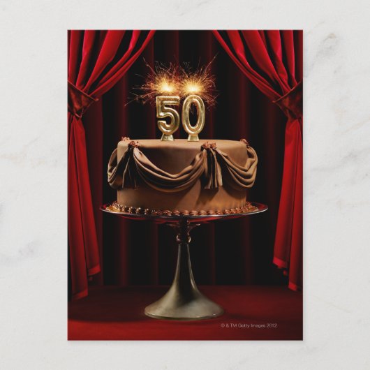 BIrdday Cake auf Bühne mit der Nummer 50 Kerzen Postkarte (Vorderseite)