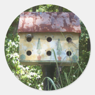 Birdhouse in der Sonne Runder Aufkleber