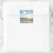 Birds in flight over the ocean quadratischer aufkleber (Tasche)