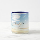 Birds in flight over the ocean tasse (Zentrum)