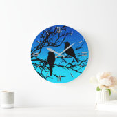 Birds on a Branch, Black Against Evening Blue Große Wanduhr (Zuhause)